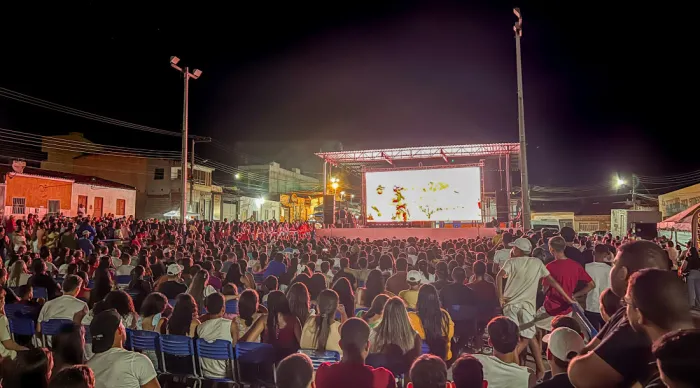 Lançamento do filme sergipano sobre cangaço atrai multidão com exibição gratuita em Poço Redondo