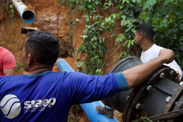 Saaep trabalha para recuperar adutora após danos causados por deslizamento de terra