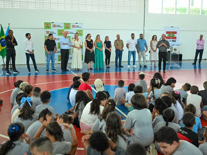 Governador inaugura quadra poliesportiva na EEB Laércio Caldeira de Andrada em São José