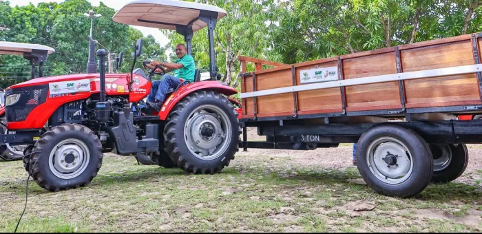 SAF entrega tratores e implementos agrícolas para 12 entidades da agricultura familiar