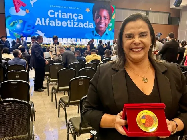 São Sebastião recebe Selo Ouro do Programa Criança Alfabetizada em Brasília