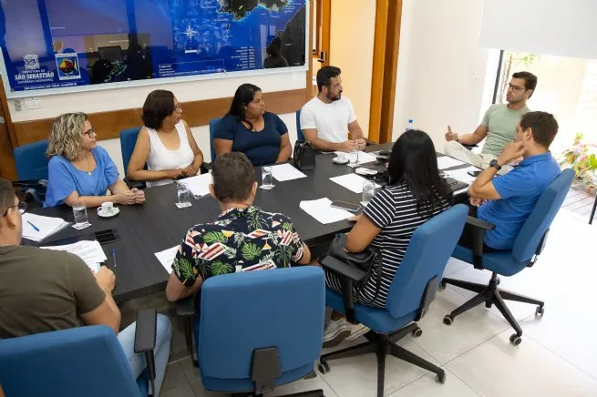 Prefeito Reinaldinho recebe ambulantes da Praia da Cigarras