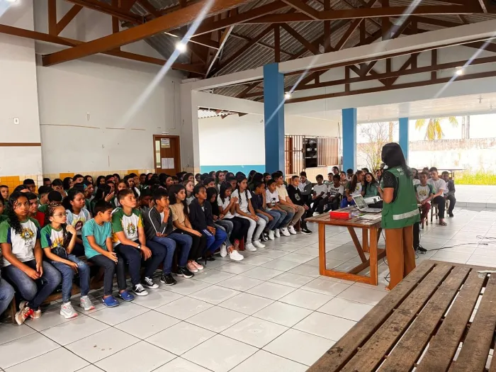 Procon promove palestras sobre consumo consciente e preservação escolar para estudantes