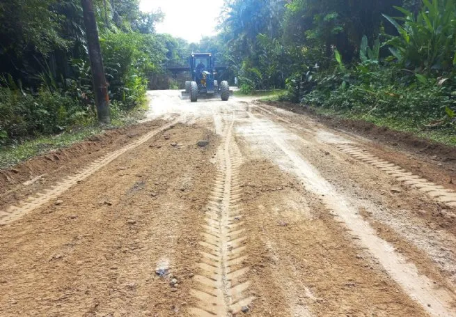 Regional Juquehy efetua manutenção e nivelamento de via no Sertão de Barra do Una