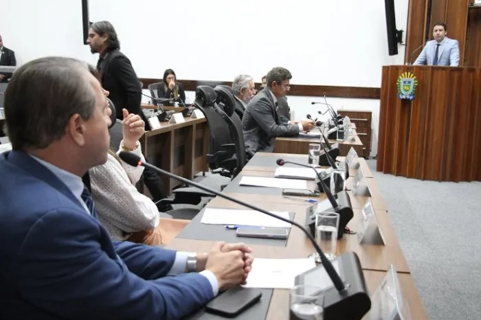 Em meio à proibição de celulares nas escolas, deputados debatem direitos das crianças