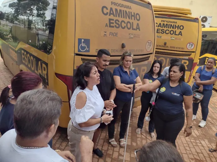 Educação instrui motoristas e monitores sobre procedimentos de mobilidade para alunos com deficiência visual