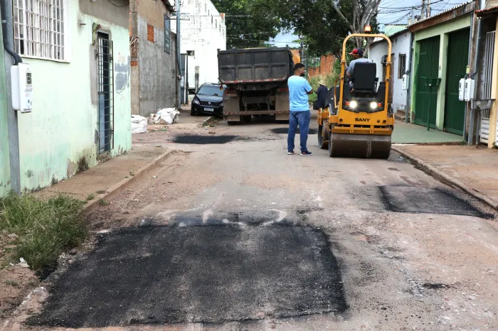 Força-tarefa da prefeitura retira bolsões de lixo e faz recuperação asfáltica no São Mateus