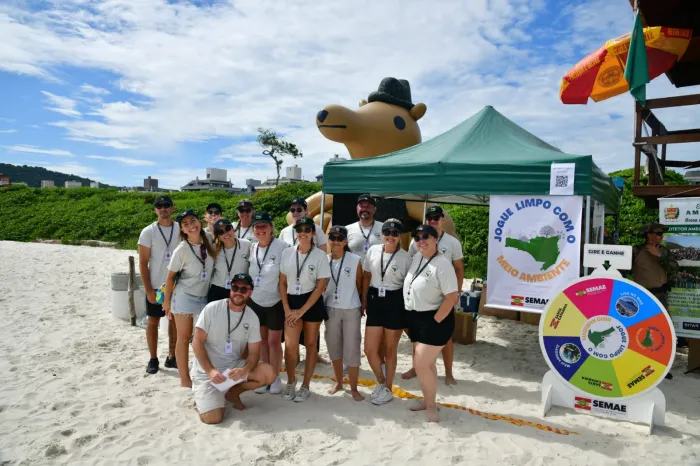 Educação Ambiental: Praia Central de Balneário Camboriú recebe ação de combate ao lixo nos oceanos