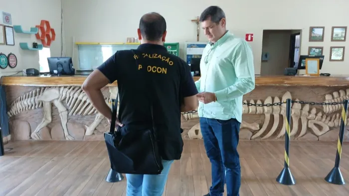 Procon faz ação educativa em parque aquático após relato de cliente