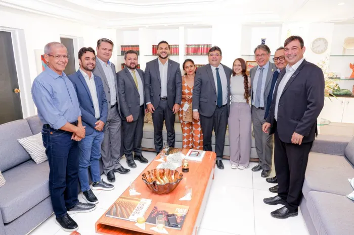 Governador recebe estudante da rede estadual aprovada em seis universidades