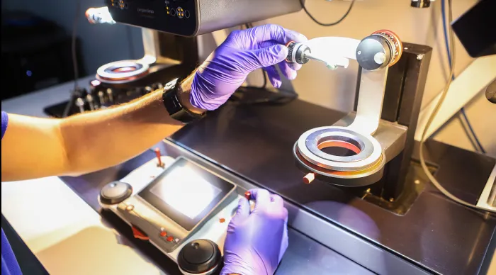 Dentre as atribuições do IC, vinculado à Polícia Científica (PCi), estão a identificação de correlações entre armas de fogo e munições / Fotos: Ascom SSP