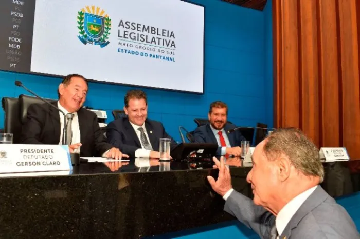 Renato Câmara solicita pavimentação e rede trifásica; deputado vota a favor de reajuste