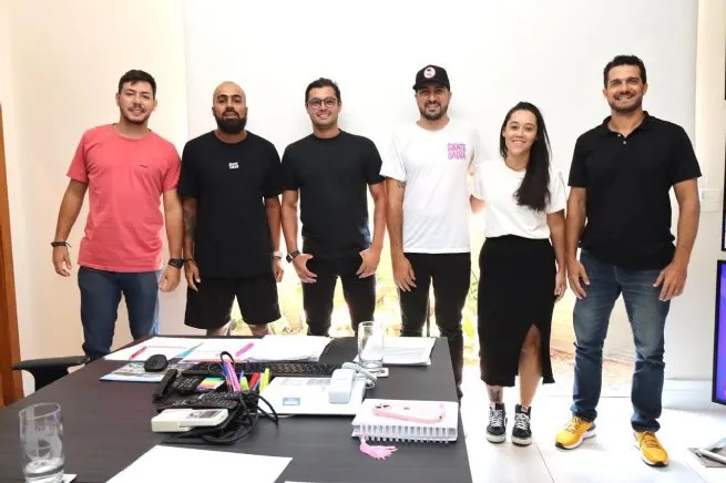 Prefeito Reinaldinho avalia parceria para ampliar atividades da ONG Skate Salva em bairros de São Sebastião