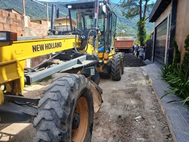 Prefeitura de São Sebastião executa serviços de nivelamento e perenização na Rua Atlantis, em Maresias