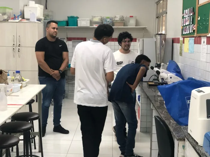 Adolescentes da Funac visitam laboratórios da Uemasul