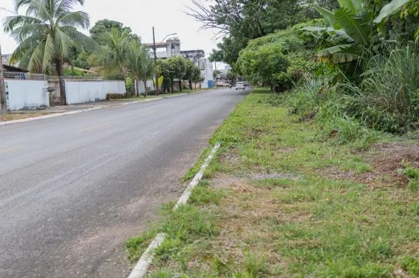 Parlamentar pede construção de calçada com pista para caminhada entorno da Área Verde