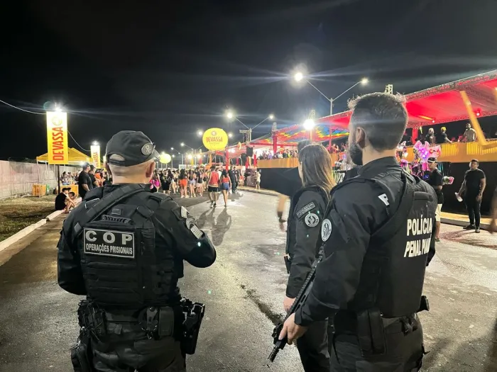 Polícia Penal fiscaliza pessoas com tornozeleiras em prévia carnavalesca de Parnaíba
