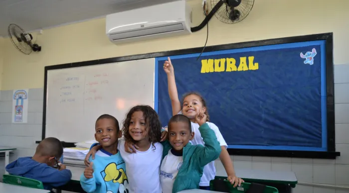 Localizada no bairro Atalaia Nova, a Escola Reunidas Coelho Neto está na fase final de instalação da climatização / Fotos: Maria Odília