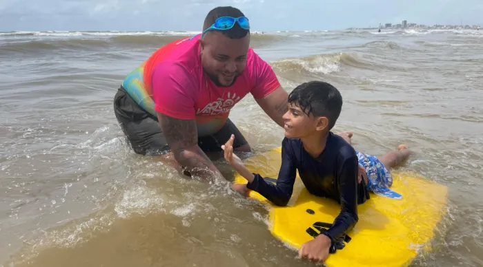 O banho assistido tem como objetivo garantir que pessoas com deficiência e mobilidade reduzida possam desfrutar de um mergulho seguro no mar/Foto: Pedro Carregosa