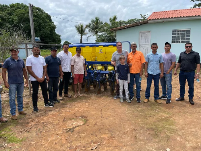Deputado Alan Queiroz entrega maquinários agrícolas para produtores rurais do município de Ouro Preto