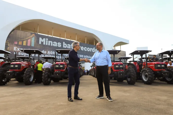 Governo de Minas entrega maquinários para impulsionar a agricultura familiar e a geração de renda em 52 municípios