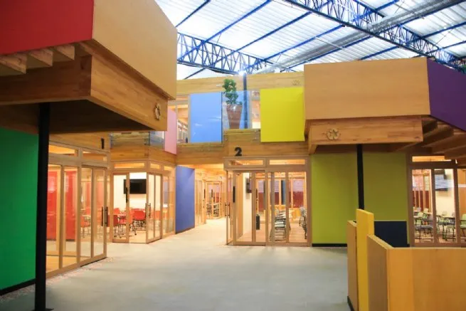 Escola reconstruída em São Sebastião completa um ano com estrutura inovadora e sustentável