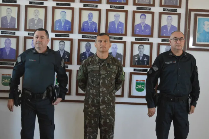 Comandante do 5º BPM participa de solenidade de entrega de medalha no 47º BI em Coxim