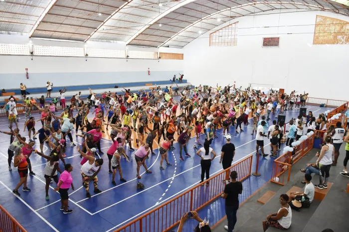Projeto “Esporte é Saúde nos Bairros” reúne centenas de pessoas em aulão na Vila Olímpica de Nova Iguaçu