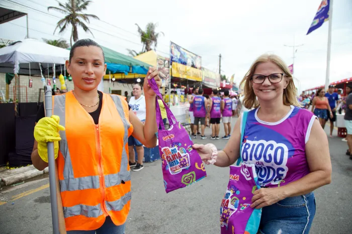 Bloco da Saúde reforça prevenção com distribuição de preservativos e géis no circuito Vem pro Mar