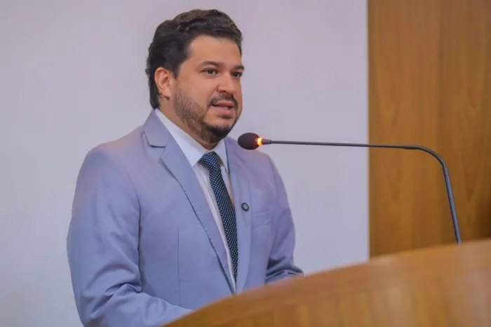Dr. Joel parabeniza Prefeitura de São Luís por realização de concurso público para professores