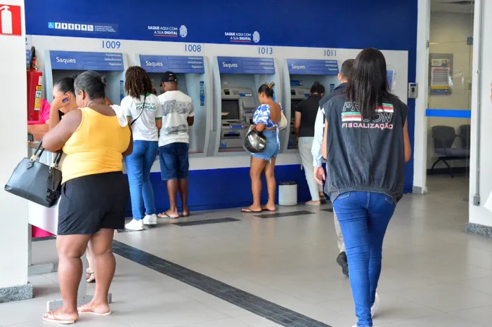PROCON realiza operação para fiscalizar tempo de espera em agências bancárias