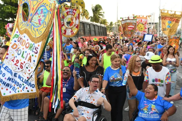 Primeira-dama do Estado prestigia desfile do Bloco Portadores da Folia e reafirma compromisso do Governo com a inclusão