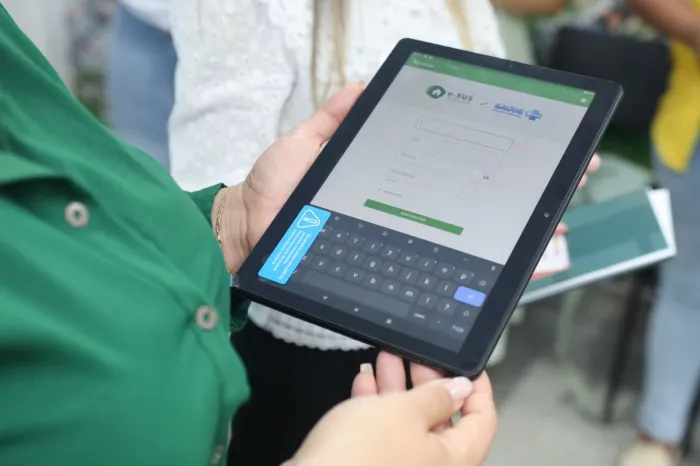 Sesau entrega bolsas e tablets para agentes de saúde do município