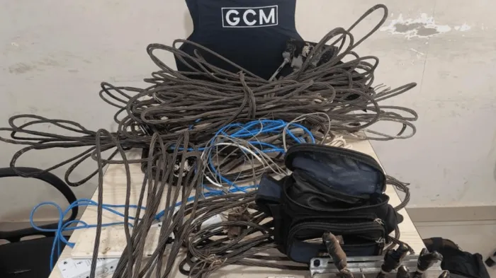 GCM prende homem furtando fiação de prédio no Centro