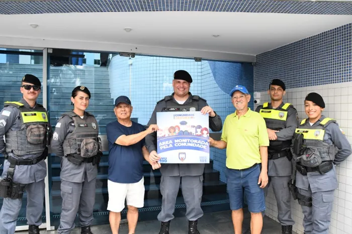 4º BPM realiza instalação de placas do Programa Rede Comunidade Segura na Praia da Costa