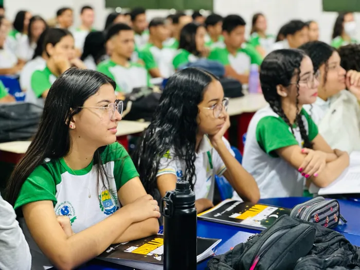 Escolas estaduais de Teresina e Altos recebem revisões do Pré-Enem Seduc