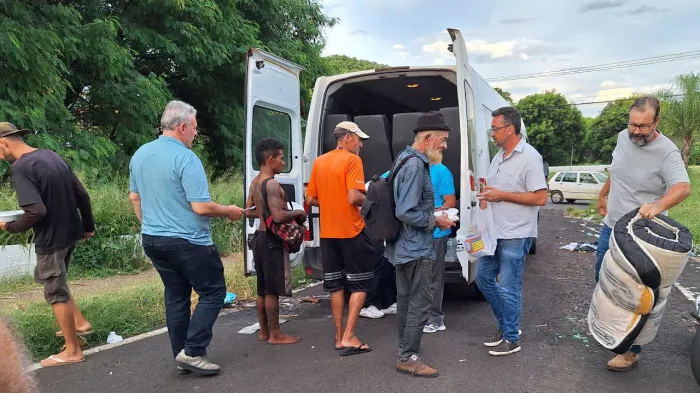 Secretário acompanha ação e fala em otimização da entrega de marmitas