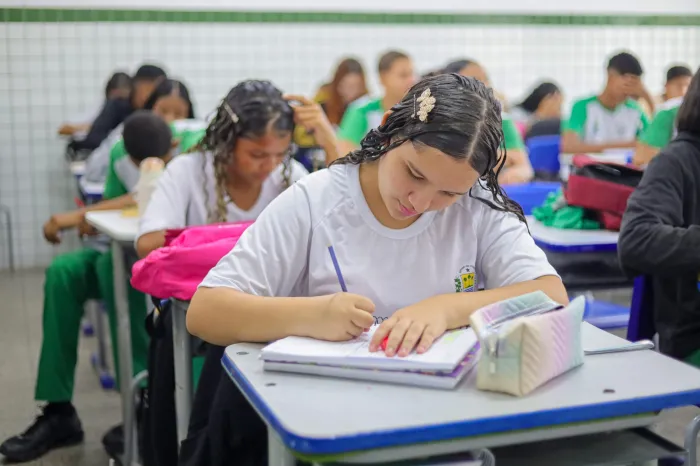 Seduc orienta gestores escolares sobre envio de dados para garantir benefícios do programa Pé-de-Meia