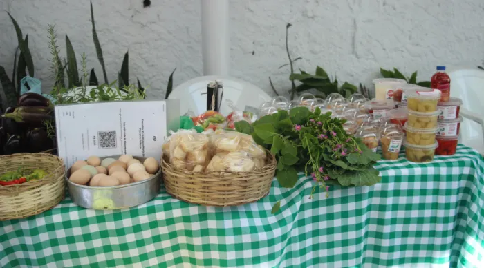 Feira da Agricultura Familiar Itinerante chega à Sergas e fortalece produção local
