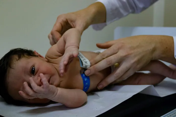 Teste do Olhinho, realizado nos hospitais estaduais, agora é obrigatório em toda a rede pública e privada de SC