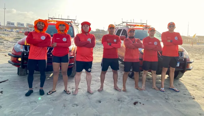 Bombeiros alertam foliões sobre consumo de álcool e segurança no litoral do Piauí durante o Carnaval