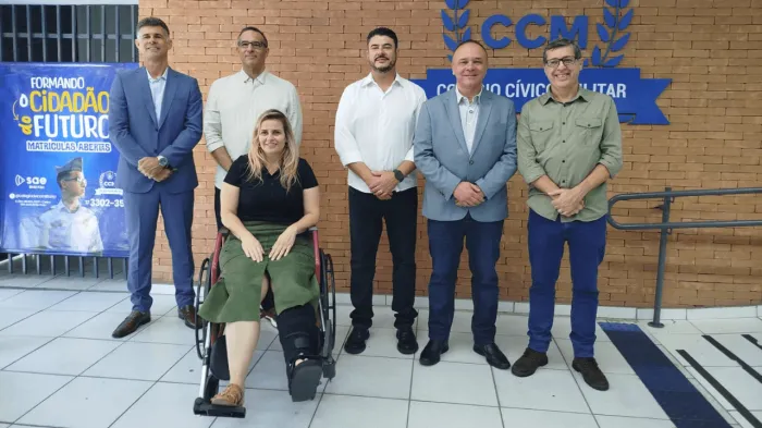 Alunos do Colégio Cívico-Militar recebem uniformes em solenidade