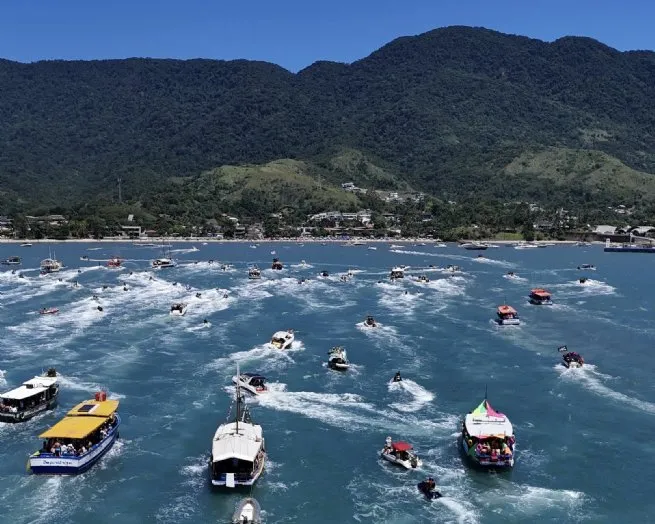 Carnamar reúne mais de 200 embarcações e agita São Sebastião com festa no mar