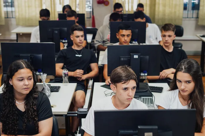 Governo do Estado entrega computadores às escolas estaduais para qualificar e padronizar serviços