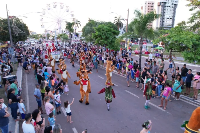 2ª Parada de Natal reúne famílias e encanta visitantes; confira as próximas datas 