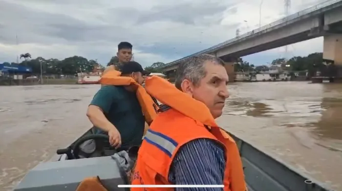 Defesa Civil monitora ponte sobre o rio Madeira após colisão de embarcação