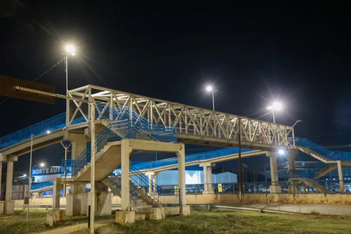 Com lâmpadas de LED, Prefeitura ilumina passarelas ao longo da BR-364