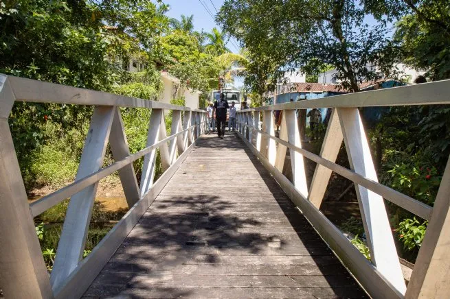 Prefeitura de São Sebastião instala passarela provisória com acesso à Avenida Mãe Bernarda, em Juquehy