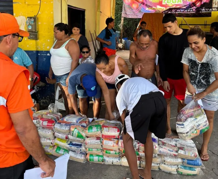 Vítimas de incêndio no Jurunas recebem cestas básicas da Defesa Civil