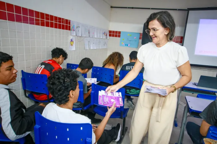 Secretaria das Mulheres realiza palestra para estudantes da Escola Municipal Chico Xavier